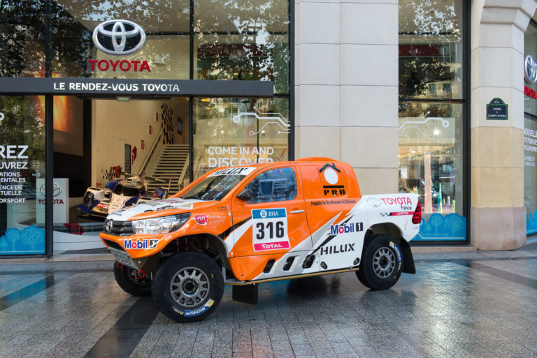 photo Presentation presse du Toyota Hilux Dakar 2016 de Ronan Chabot et Gilles Pillot