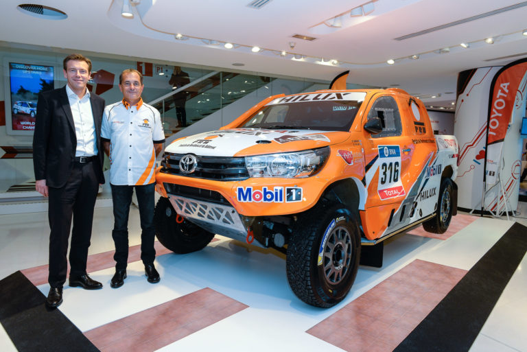 photo Presentation presse du Toyota Hilux Dakar 2016 de Ronan Chabot et Gilles Pillot