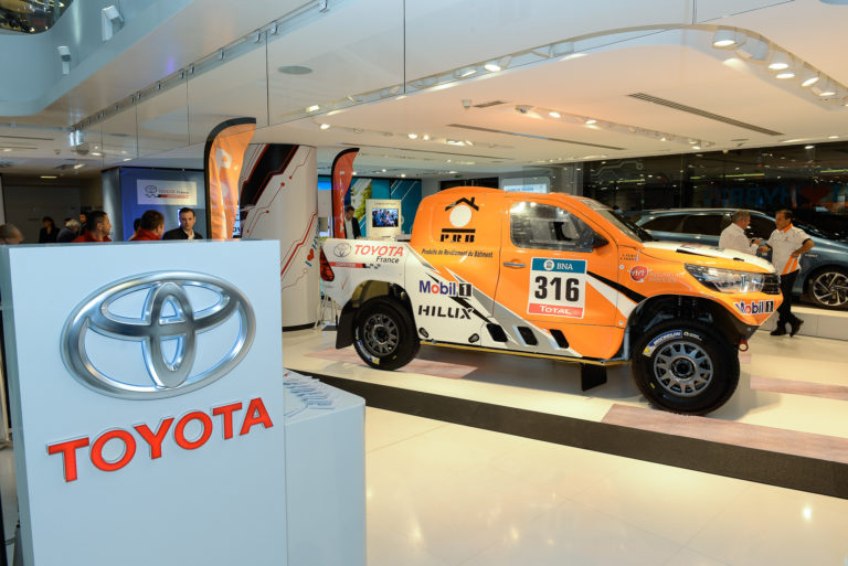 photo Presentation presse du Toyota Hilux Dakar 2016 de Ronan Chabot et Gilles Pillot