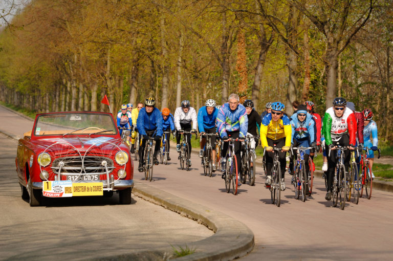 photo peugeot 304cabriolet et cyclistes