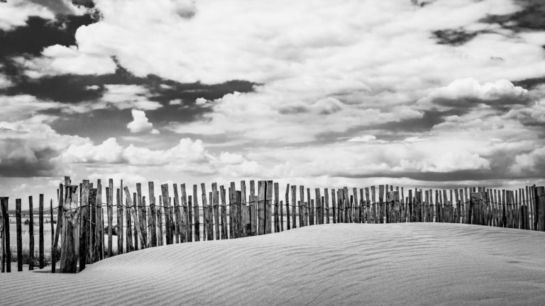 dunette de sable et barriere en bois