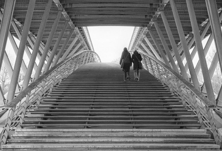 photo noir et blanc pont promeneur